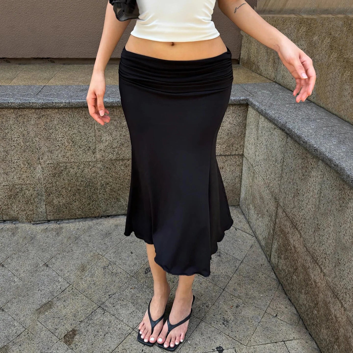 SUCHCUTE Basic Solid Folds Low-Waisted Midi Skirts Chic Black S...